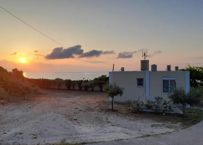 Beachfront Oleanders House In Skala *