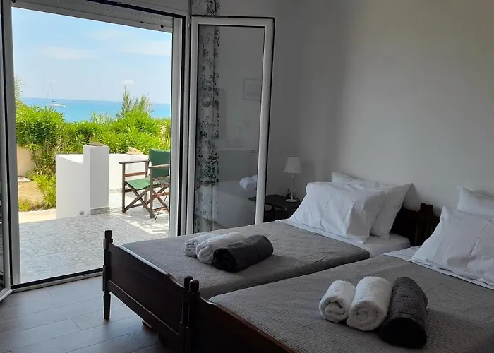 Beachfront Oleanders House In Skala *