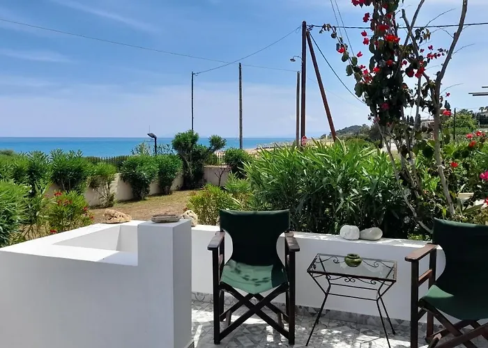 Beachfront Oleanders House In Skala