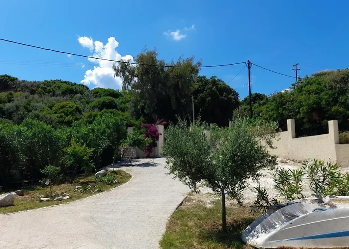 Beachfront Oleanders House In Skala